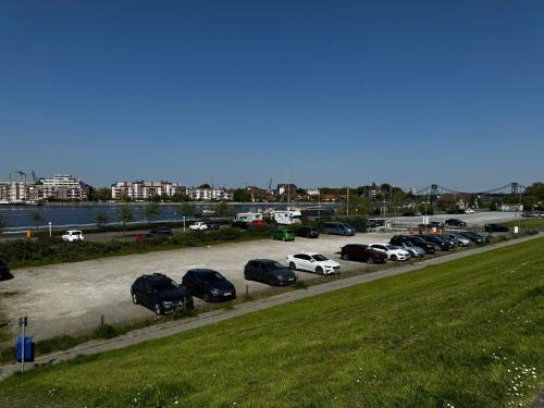 a bunch of cars parked in a parking lot at Strand-Apartment, Strandkorb, Meeresrauschen, Parkplatz in Wilhelmshaven