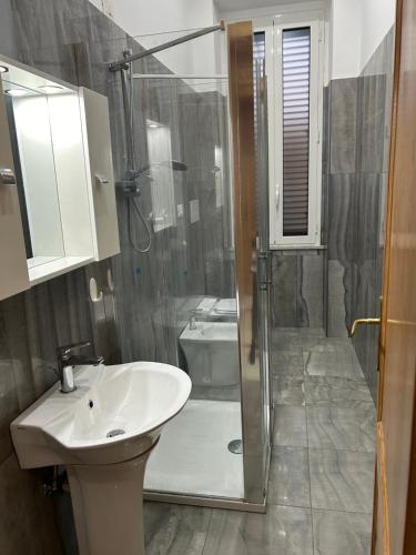 une salle de bain avec douche, lavabo et toilettes dans l'établissement Maison Dominique, à Reggio de Calabre