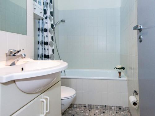 Un baño de 4 person holiday home on holiday park in Glesborg