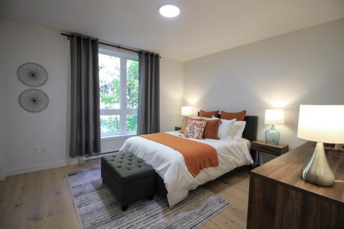 a bedroom with a large bed and a window at Le 800 de St-Jovite in Mont-Tremblant