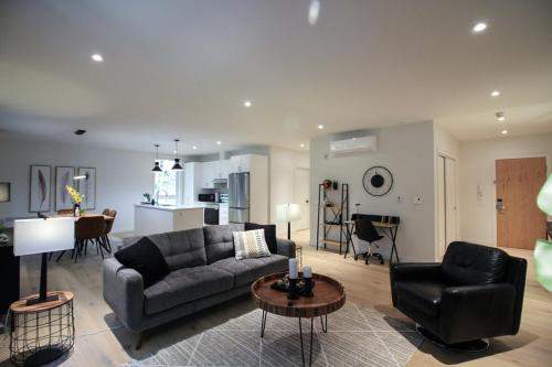 a living room with a couch and a table at Le 800 de St-Jovite in Mont-Tremblant