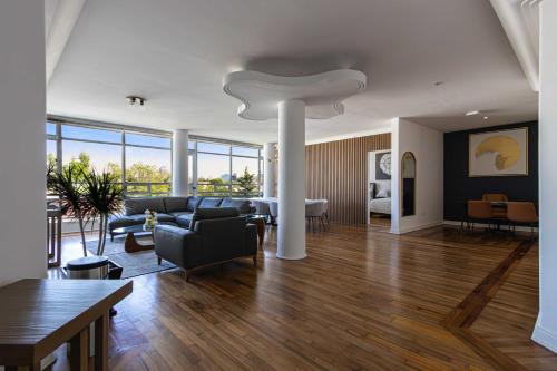 a living room with a couch and a table at Apartamentos Ejecutivos, Lujo y Confort en el corazon de Polanco in Mexico City