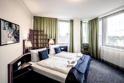 Postel nebo postele na pokoji v ubytování Hotel Mirage Düsseldorf-Neuss