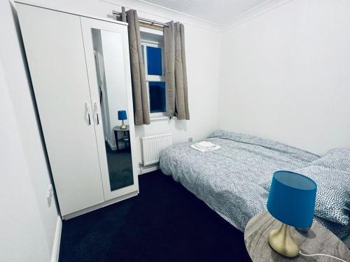 Ένα ή περισσότερα κρεβάτια σε δωμάτιο στο Single Room with Shared Bathroom, parking & wifi