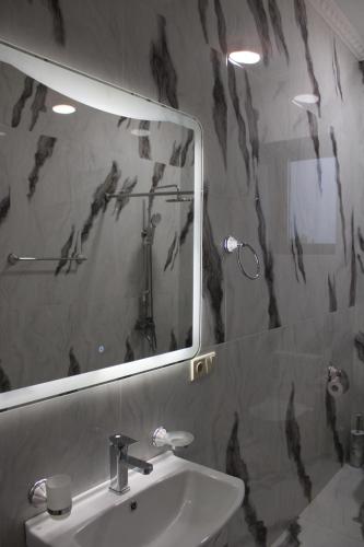 Gallery image of Otyak Hotel EVN Zvartnots Airport in Pʼarakʼar
