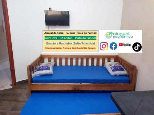 a bed in a room with a sign in the background at Arraial do Cabo – Subuai Village - Aluguel Econômico in Arraial do Cabo