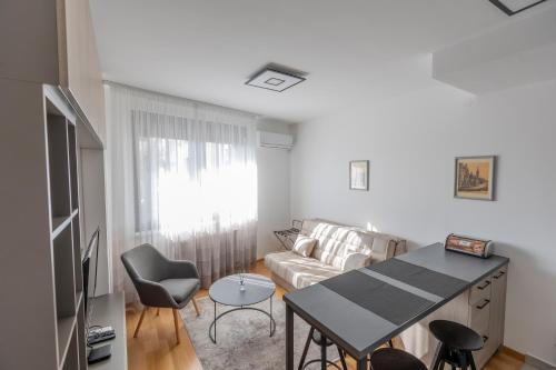 Uma TV ou centro de entretenimento em KAME apartmani 亀