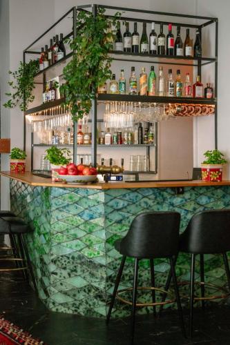 a bar with two chairs and a counter with drinks at Lulu Guldsmeden in Berlin