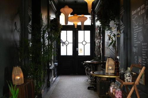 a room with a door with plants and a table at Lulu Guldsmeden in Berlin