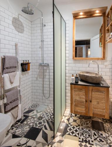 a bathroom with a sink and a shower at Lulu Guldsmeden in Berlin
