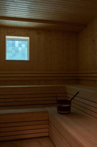 a sauna with a tub and a window in it at Bryggen Guldsmeden in Copenhagen