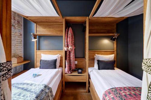 two beds in a room with blue walls at Bryggen Guldsmeden in Copenhagen