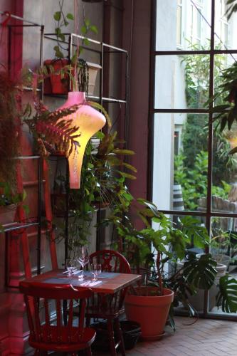 a table and chairs in a room with plants at Babette Guldsmeden in Copenhagen