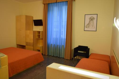 Pokój z 2 łóżkami, oknem i krzesłem w obiekcie Hotel Losanna w Mediolanie