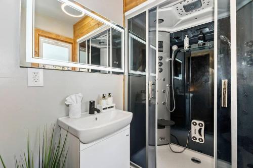 ein Badezimmer mit Waschbecken und Dusche in der Unterkunft NEW Cozy Coy Cabin with Hot Tub & AC in Big Bear City