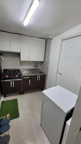 Kuchyň nebo kuchyňský kout v ubytování Jackson House #Sinchon #Ewha #Hongdae