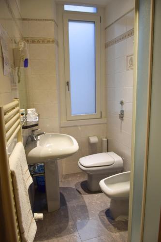 Salle de bains dans l'établissement Hotel Losanna