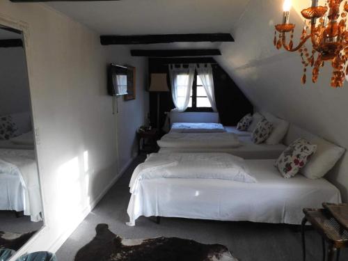 Giường trong phòng chung tại Family suite in a hotel in Tranekær