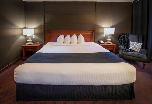 Кровать или кровати в номере Hôtel Château Joliette