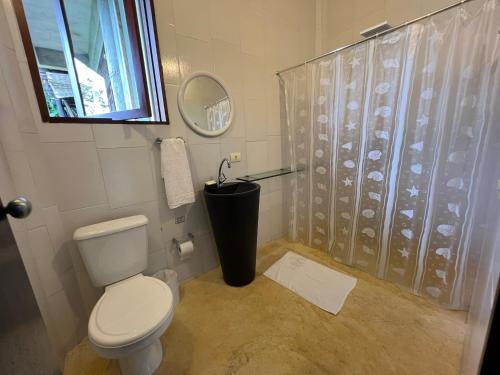 un bagno con wc e doccia di Studio Sahy - Vista para o Mar a São Sebastião
