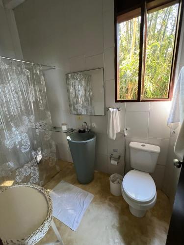 a bathroom with a toilet and a sink and a tub at Vista para o Mar - Studio com 2 banheiros - Barra do Sahy in São Sebastião