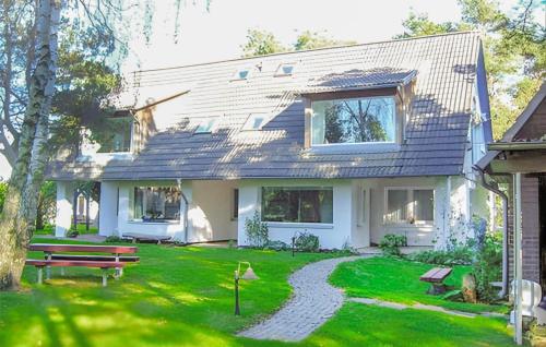 una casa con jardín y un camino en Ferienwohnung Pruchten, en Pruchten