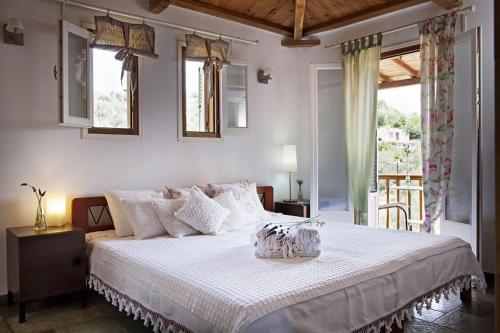 מיטה או מיטות בחדר ב-Lithea Villas and Studios by the Sea