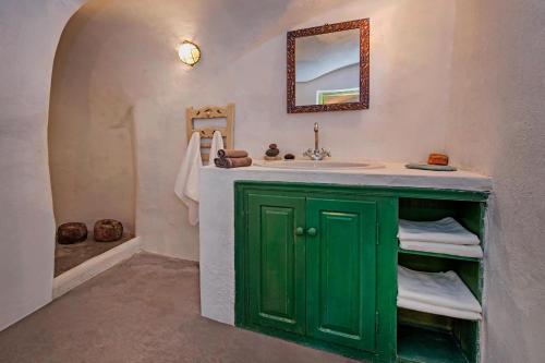 イアにあるOpuntia Traditional Cave Houseの緑豊かなバスルーム(シンク、鏡付)