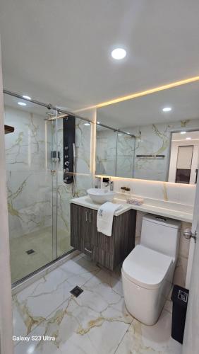 Un baño de Hotel West Inn