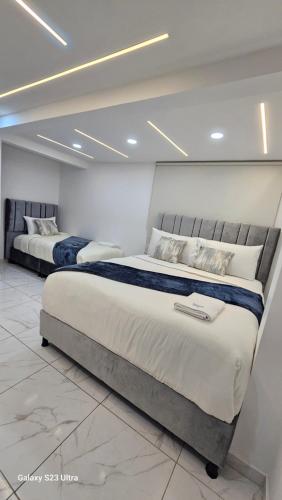 Una cama o camas en una habitación de Hotel West Inn