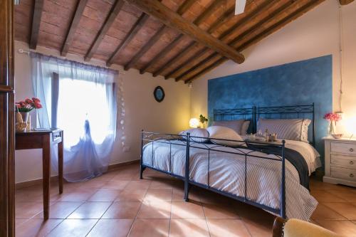 sypialnia z łóżkiem i niebieską ścianą w obiekcie Il Vignolino w mieście Barberino di Mugello