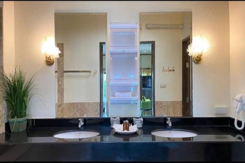 a bathroom with two sinks and a large mirror at The best view of coastal 02 in Ban Ao Kung