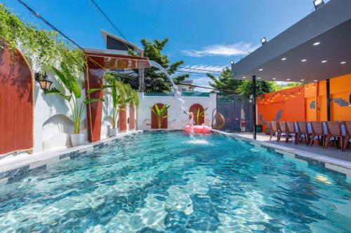 a swimming pool with a water fountain at Sun Villa 168 - 7 Phòng Ngủ - Gần Biển Bãi Sau in Vung Tau