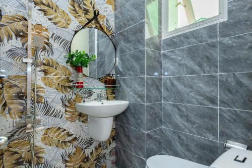a bathroom with a sink and a mirror at Sun Villa 168 - 7 Phòng Ngủ - Gần Biển Bãi Sau in Vung Tau