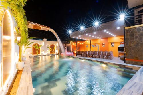a swimming pool at night with a water fountain at Sun Villa 168 - 7 Phòng Ngủ - Gần Biển Bãi Sau in Vung Tau