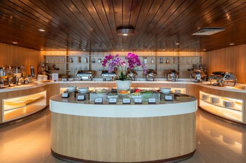 una gran cocina con un gran mostrador con flores. en Bintang Kuta Hotel, en Kuta