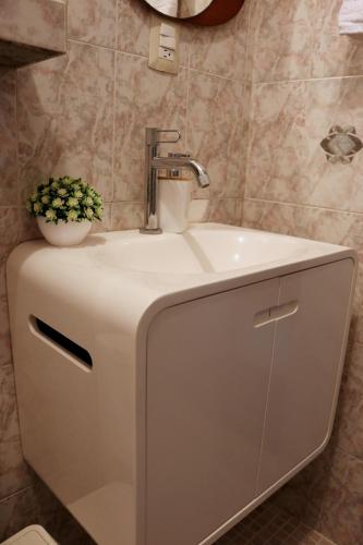 a bathroom with a sink and a faucet at Departamento Bugambilias in Oaxaca City