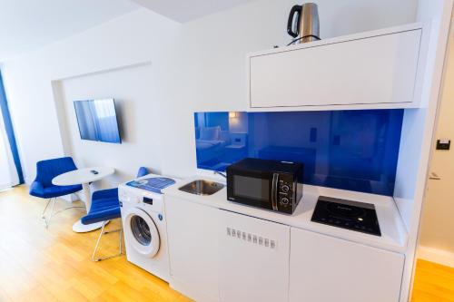 Kuchyň nebo kuchyňský kout v ubytování VIP APARTmENTS N10