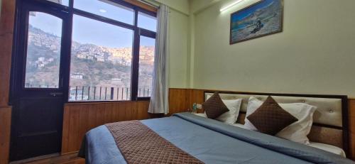 um quarto com uma cama e uma janela grande em Hotel White Villa em Shimla