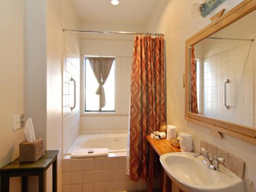 ein Badezimmer mit einer Badewanne, einem Waschbecken und einer Badewanne in der Unterkunft Borrego Valley Inn in Borrego Springs