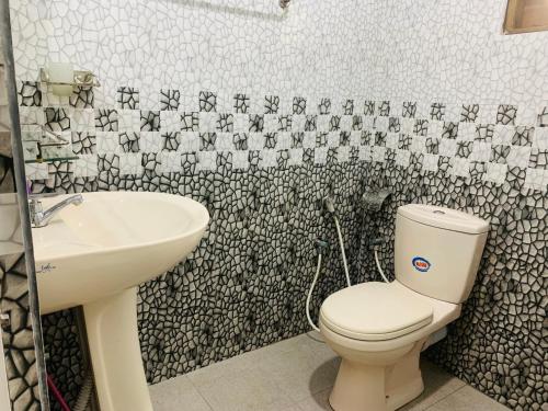 un baño con inodoro y lavabo en Coastal edge villa, en Dodanduwa