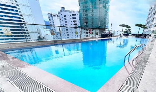 ニャチャンにあるYour Sea Home Nha Trangの高層ビルが立ち並ぶ都市にある大きなプール