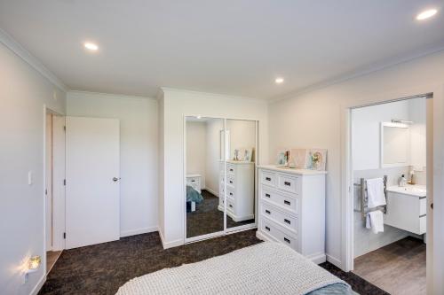 WaimaramaにあるAroha At 2252 - Waimarama Holiday Homeの洗面台と鏡のある白いバスルーム