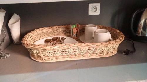 雅温得Luxuria Inn yaounde的柜台上放着一个柳条篮，里面装着洗漱用品。