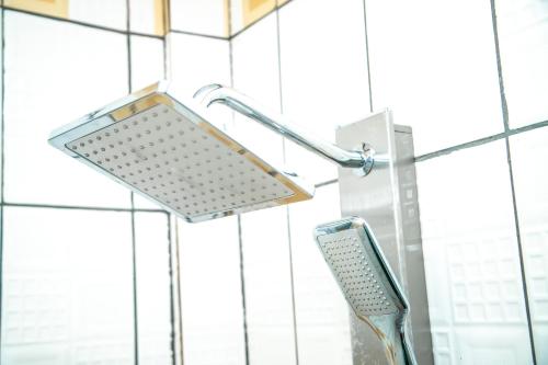 雅温得Luxuria Inn yaounde的浴室墙上的淋浴头