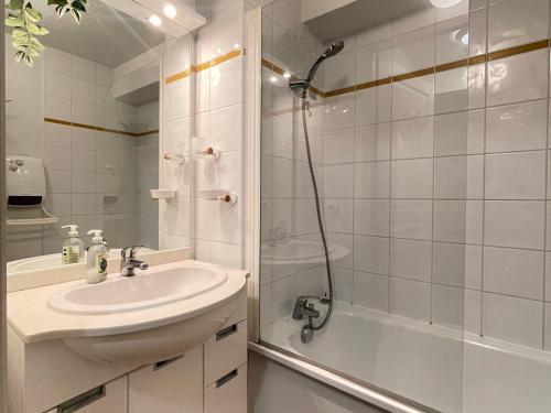 une salle de bain avec un lavabo et une douche dans l'établissement Appartement 6 pers. avec piscine aux pieds des pistes - FR-1-505-218, à Flumet