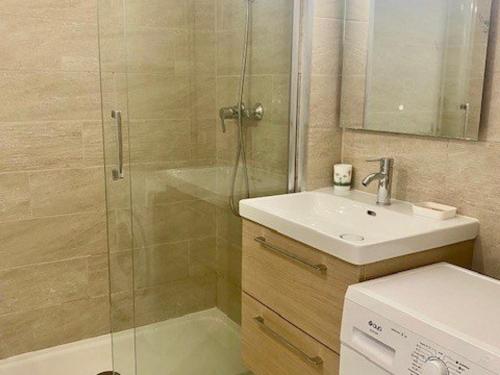 une salle de bain avec une douche, un lavabo et des toilettes dans l'établissement Studio confortable avec balcon, WIFI, proche cures - FR-1-703-190, à Amélie-les-Bains-Palalda