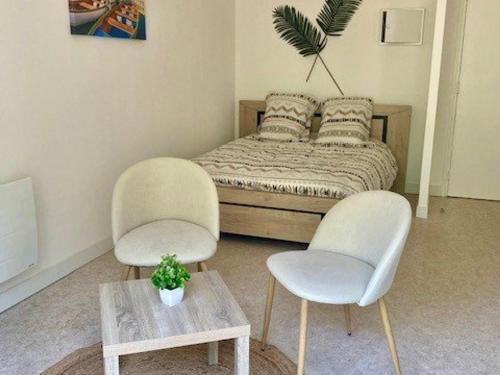 - deux chaises et un lit dans une chambre dans l'établissement Studio confortable avec balcon, WIFI, proche cures - FR-1-703-190, à Amélie-les-Bains-Palalda