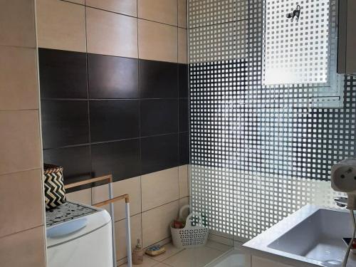 une salle de bain avec un lavabo et une douche dans l'établissement Valras-Plage: Apt 4 pers, clim, parking privé, proche plage - FR-1-781-56, à Valras-Plage