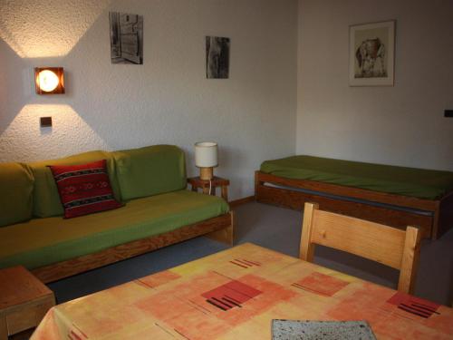 un salon avec un canapé et une table dans l'établissement Appartement rénové au cœur de la station, proche pistes et commerces - FR-1-181-2848, à La Plagne Tarentaise